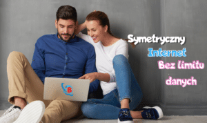 Para zakochanych trzyma na kolanach laptopa i korzysta z symetrycznego internetu w Krakowie.